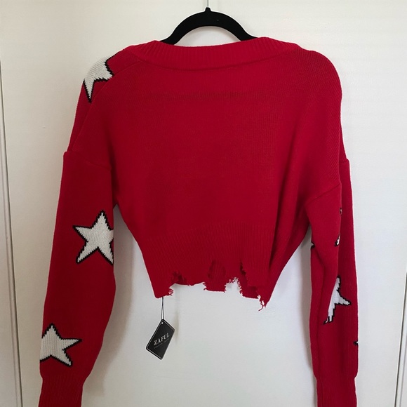 Cropped Raw-Hem Star Sweater - Picture 2 of 3